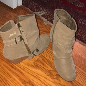 NWOT Tan suede wedge booties